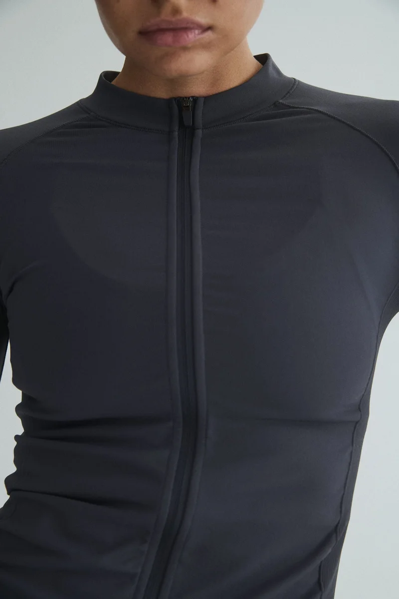 اتش اند ام جاكيت رياضي بدون درزات من نسيج دراي موف