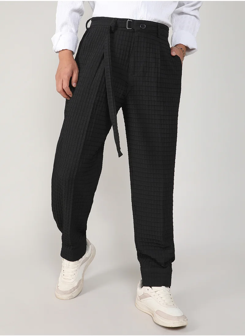 كامبوس سوترا Campus Sutra Men's Midnight Black Textured Graph Check Trousers For Casual Wear | 4 Pockets | Mid- Rise | Button Closure | Trousers Crafted With Comfort Fit For Everyday Wear