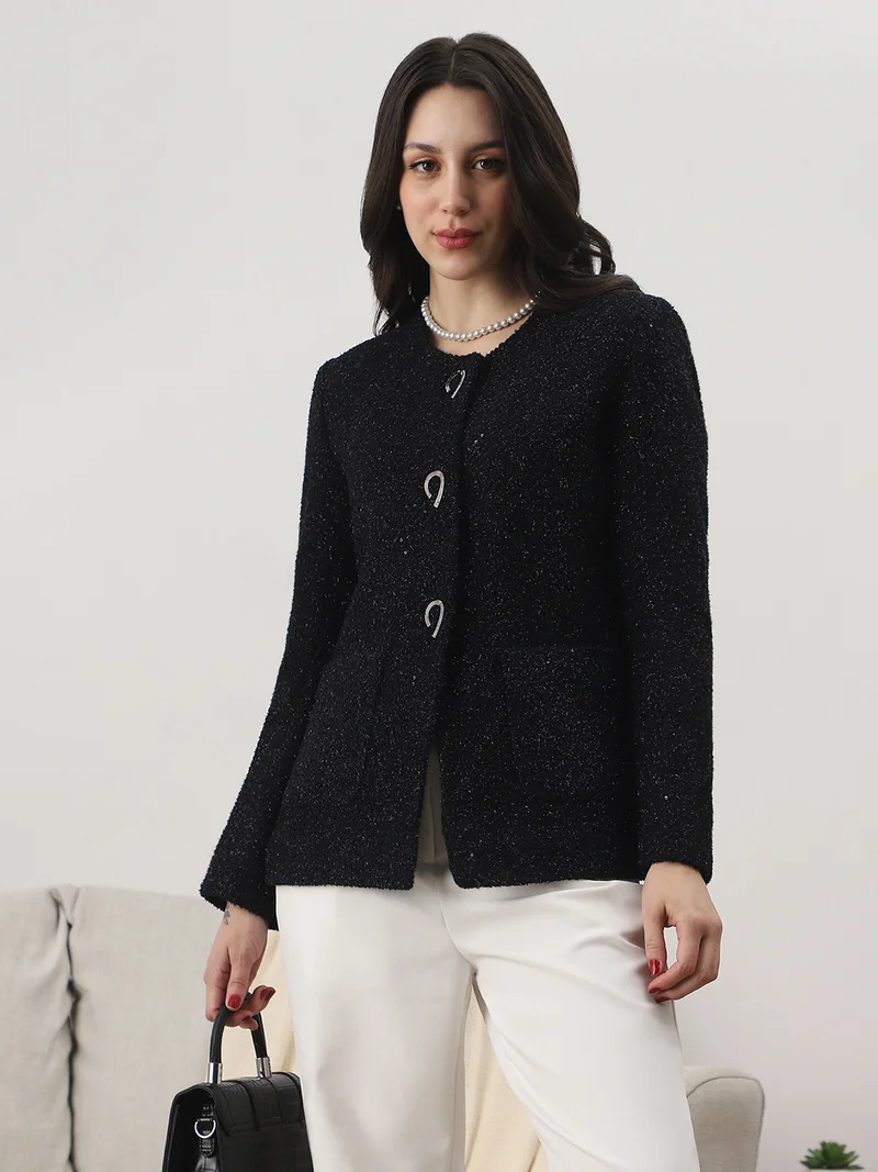 جلو باص معطف شتوي نسائي أسود بياقة مستديرة وأكمام طويلة بتصميم لامع ذاتي مع جيبين وقصة مفصلة