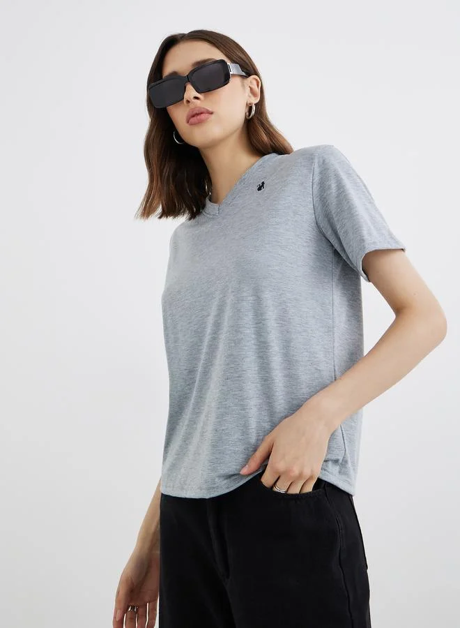 تايك تو تي شيرت مطرز بياقة على شكل حرف  بقصة عادية