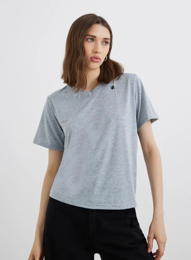 تايك تو تي شيرت مطرز بياقة على شكل حرف  بقصة عادية