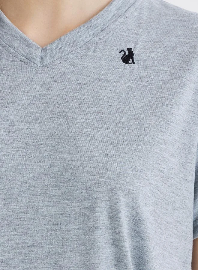 تايك تو تي شيرت مطرز بياقة على شكل حرف  بقصة عادية