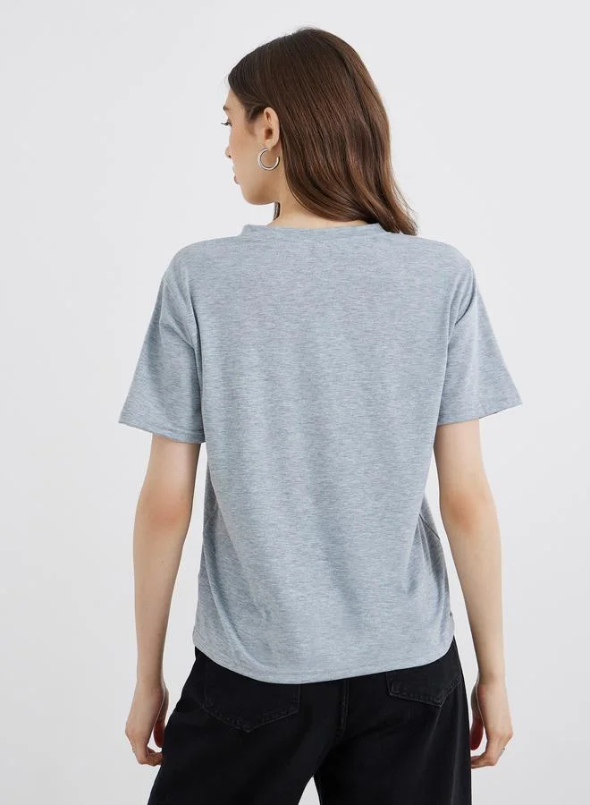 تايك تو تي شيرت مطرز بياقة على شكل حرف  بقصة عادية