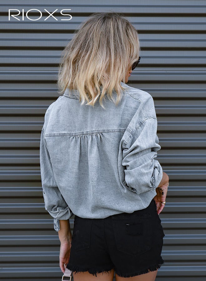 ريوكس قمصان جينز قصيرة للنساء، قمصان غير رسمية بأكمام طويلة وياقة وأزرار وأربطة عند الحافة وجيب على الصدر، جاكيت جينز قصير عصري وواسع للربيع والخريف مع أكمام قابلة للطي للارتداء اليومي، والتنقل، والعطلات، والمواعيد الغرامية، أزرق فاتح - Image 3