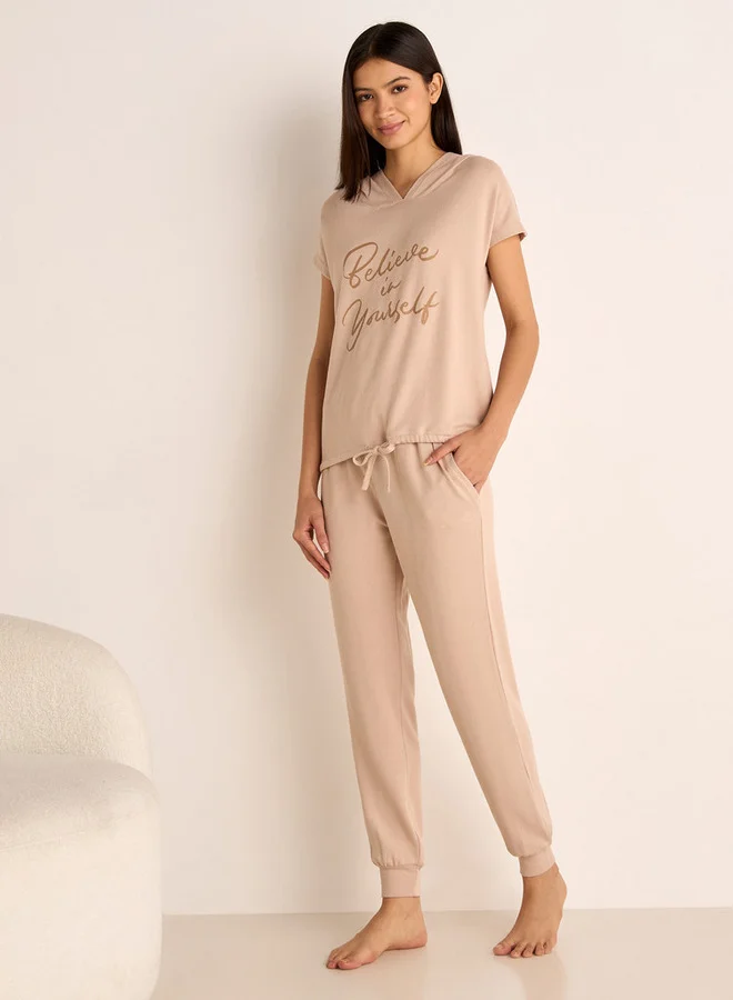 سبلاش فيڤ طقم تيشيرت بغطاء رأس وطباعة شعار مع بنطلون رياضي مطاطي