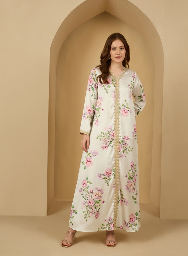 ستايلي جلابية ستيل كريم ساتان مطبوعة بالزهور مع تفاصيل دانتيل - Image 2