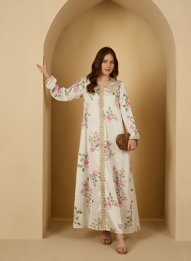 ستايلي جلابية ستيل كريم ساتان مطبوعة بالزهور مع تفاصيل دانتيل - Image 1