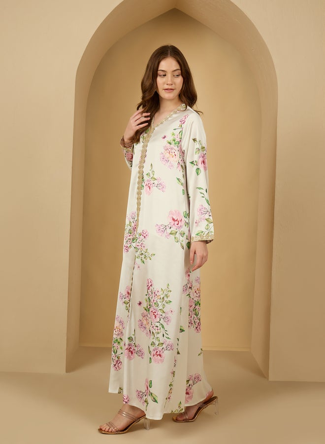 ستايلي جلابية ستيل كريم ساتان مطبوعة بالزهور مع تفاصيل دانتيل - Image 3