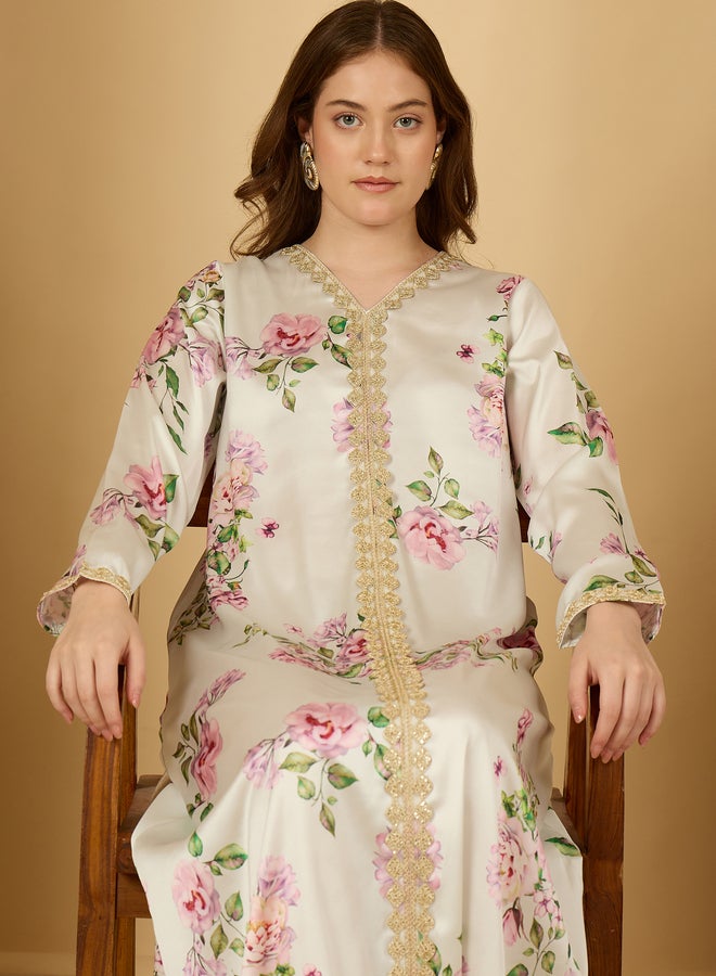 ستايلي جلابية ستيل كريم ساتان مطبوعة بالزهور مع تفاصيل دانتيل - Image 4