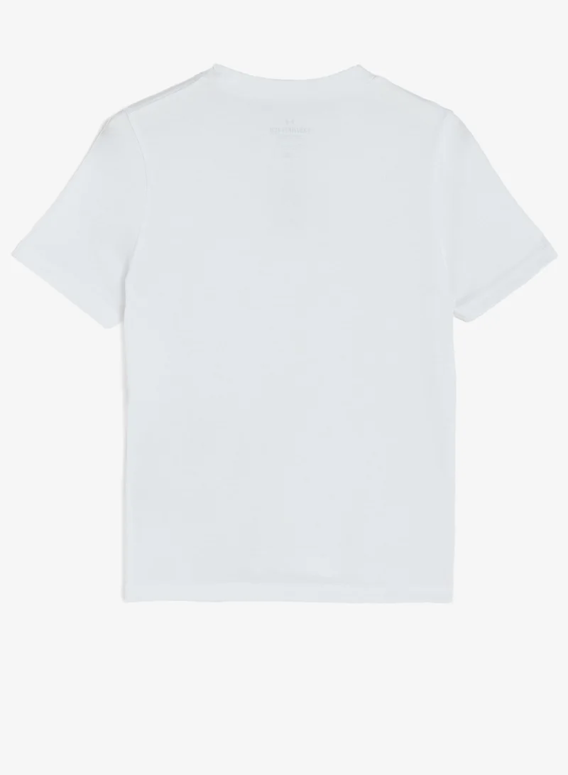 اندر ارمر تيشيرت بشعار ثلاثي لكرة السلة للشباب