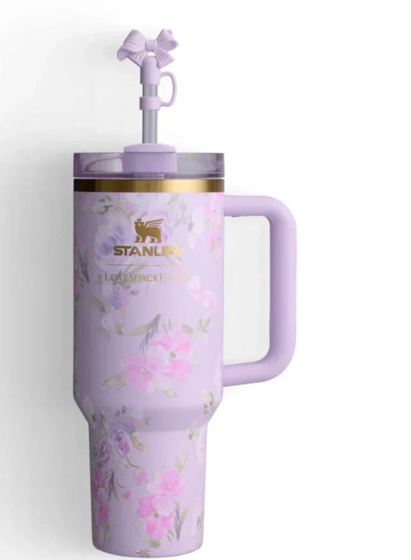 كوب Love Shack Fancy H2.0 Flow State بسعة 40 أونصة بتصميم Purple Rose، مصنوع من الفولاذ المقاوم للصدأ معزول بالتفريغ الهوائي، مزود بغطاء، شفاط، وسدادة، مثالي للماء والشاي المثلج، يحافظ على المشروبات باردة، ومقدم في تغليف أنيق جاهز للهدايا. - Image 5