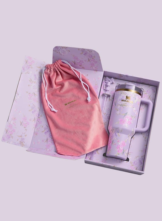 كوب Love Shack Fancy H2.0 Flow State بسعة 40 أونصة بتصميم Purple Rose، مصنوع من الفولاذ المقاوم للصدأ معزول بالتفريغ الهوائي، مزود بغطاء، شفاط، وسدادة، مثالي للماء والشاي المثلج، يحافظ على المشروبات باردة، ومقدم في تغليف أنيق جاهز للهدايا. - Image 4