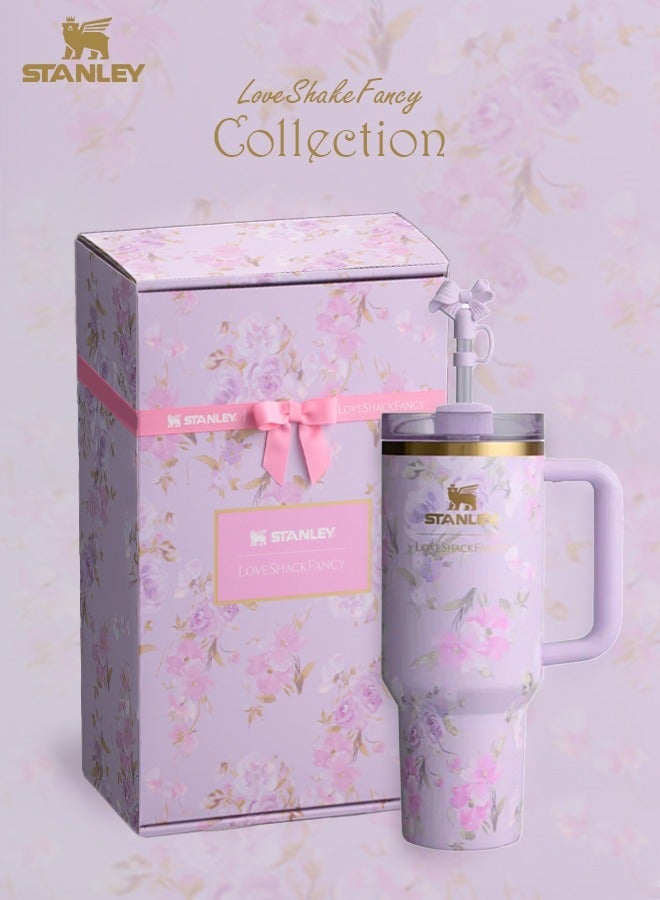 كوب Love Shack Fancy H2.0 Flow State بسعة 40 أونصة بتصميم Purple Rose، مصنوع من الفولاذ المقاوم للصدأ معزول بالتفريغ الهوائي، مزود بغطاء، شفاط، وسدادة، مثالي للماء والشاي المثلج، يحافظ على المشروبات باردة، ومقدم في تغليف أنيق جاهز للهدايا. - Image 1