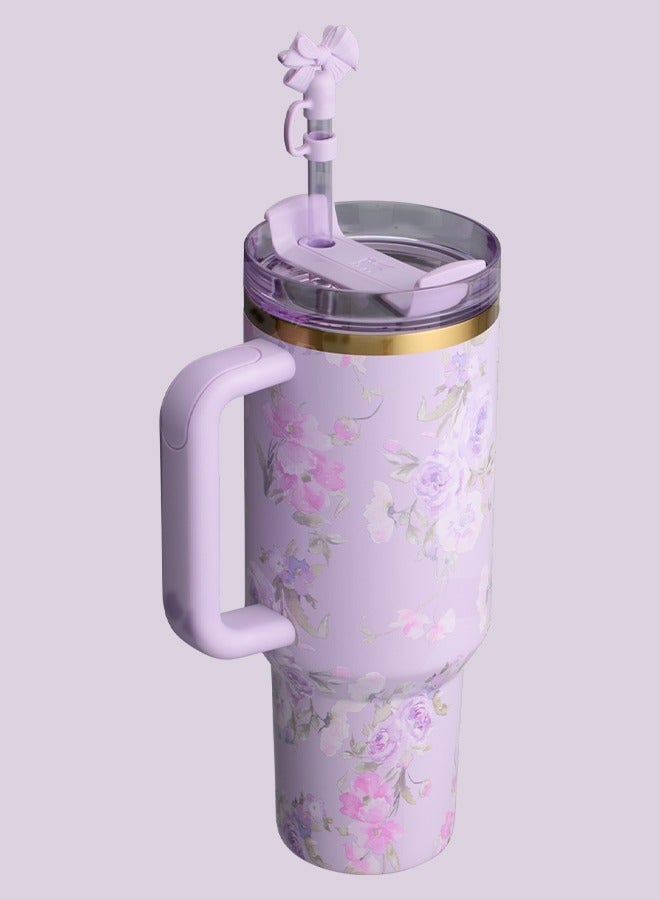 كوب Love Shack Fancy H2.0 Flow State بسعة 40 أونصة بتصميم Purple Rose، مصنوع من الفولاذ المقاوم للصدأ معزول بالتفريغ الهوائي، مزود بغطاء، شفاط، وسدادة، مثالي للماء والشاي المثلج، يحافظ على المشروبات باردة، ومقدم في تغليف أنيق جاهز للهدايا. - Image 2