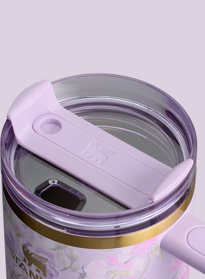 كوب Love Shack Fancy H2.0 Flow State بسعة 40 أونصة بتصميم Purple Rose، مصنوع من الفولاذ المقاوم للصدأ معزول بالتفريغ الهوائي، مزود بغطاء، شفاط، وسدادة، مثالي للماء والشاي المثلج، يحافظ على المشروبات باردة، ومقدم في تغليف أنيق جاهز للهدايا. - Image 3