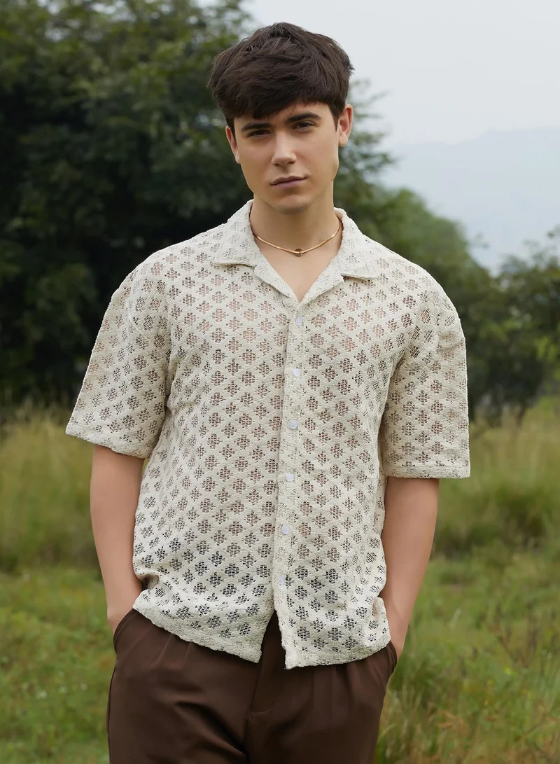 Campus Sutra Campus Sutra Men's Off-White Oblique Oversized Shirt For Casual Wear | Cuban Collar | Short Regular Sleeves | Button Closure | Oversized Shirt Crafted With Comfort Fit For Everyday Wear