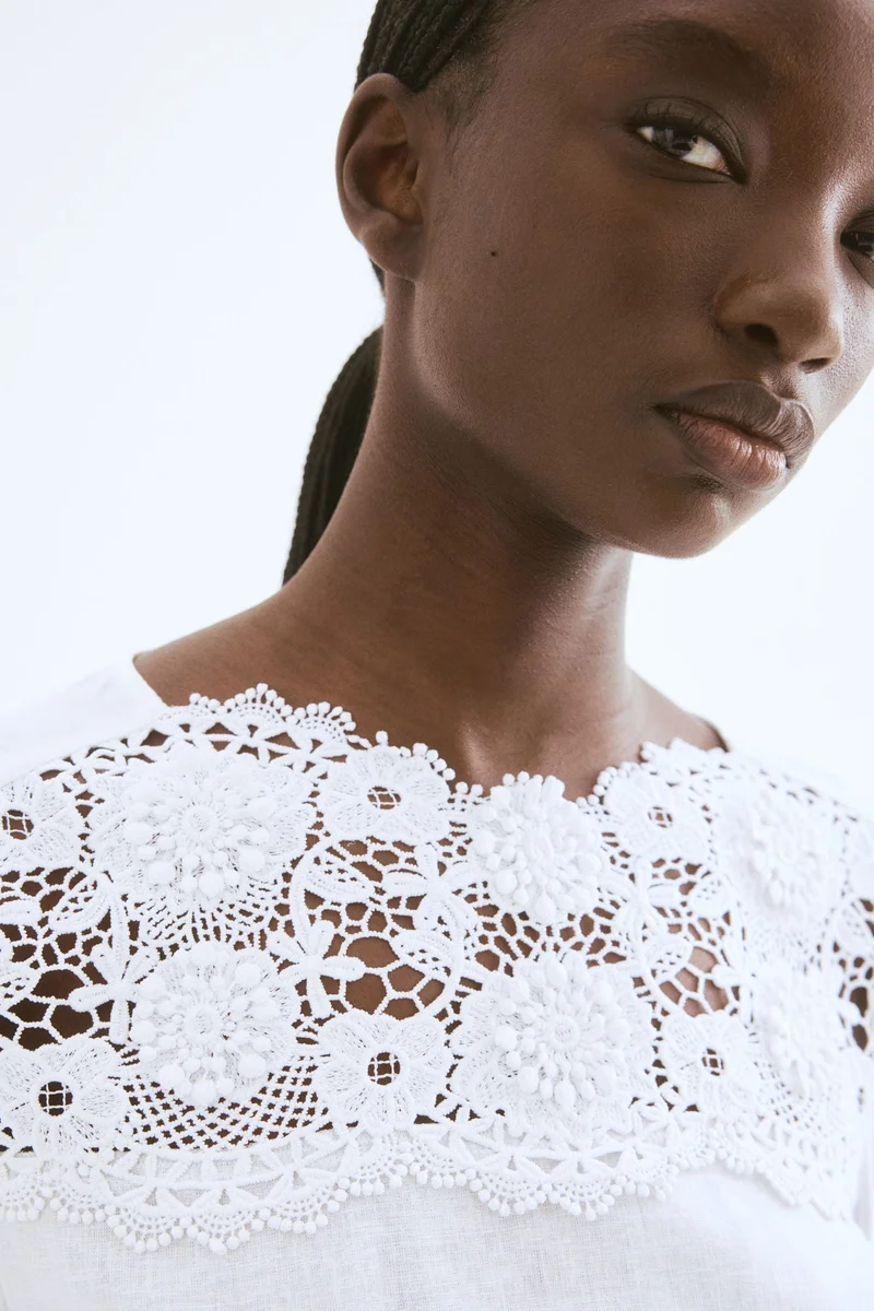 اتش اند ام بلوزة مطرزة من مزيج الكتان