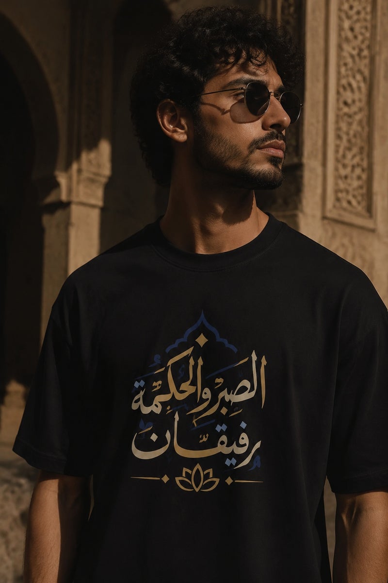 تي شيرت رجالي أسود بطبعة خط عربي أنيق تصميم عصري بأكمام قصيرة وياقة دائرية - Image 1