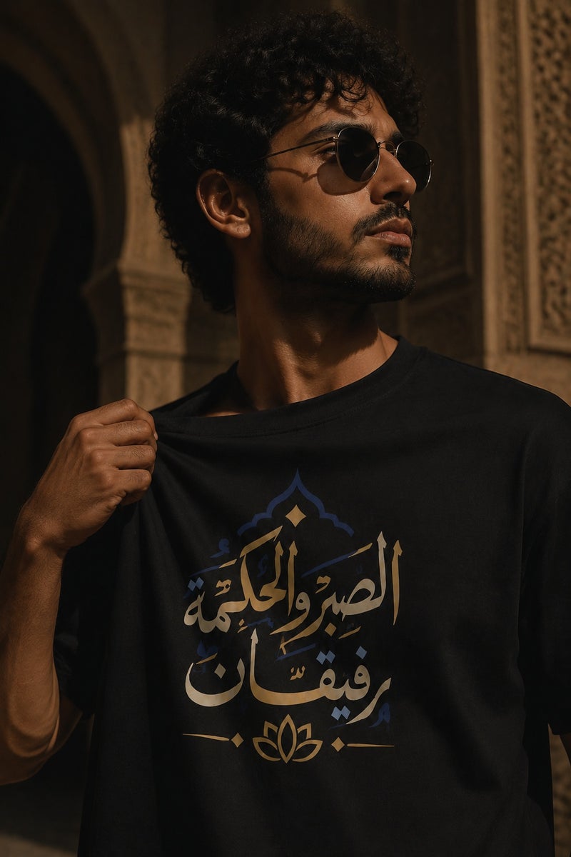 تي شيرت رجالي أسود بطبعة خط عربي أنيق تصميم عصري بأكمام قصيرة وياقة دائرية - Image 5