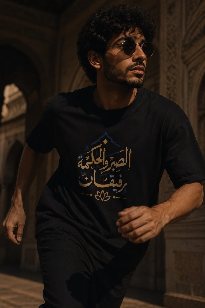 تي شيرت رجالي أسود بطبعة خط عربي أنيق تصميم عصري بأكمام قصيرة وياقة دائرية - Image 3