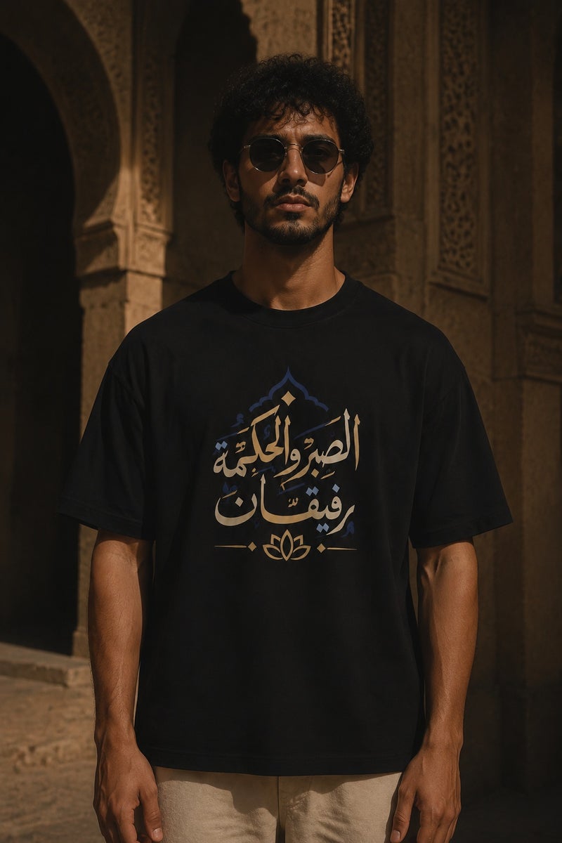 تي شيرت رجالي أسود بطبعة خط عربي أنيق تصميم عصري بأكمام قصيرة وياقة دائرية - Image 2