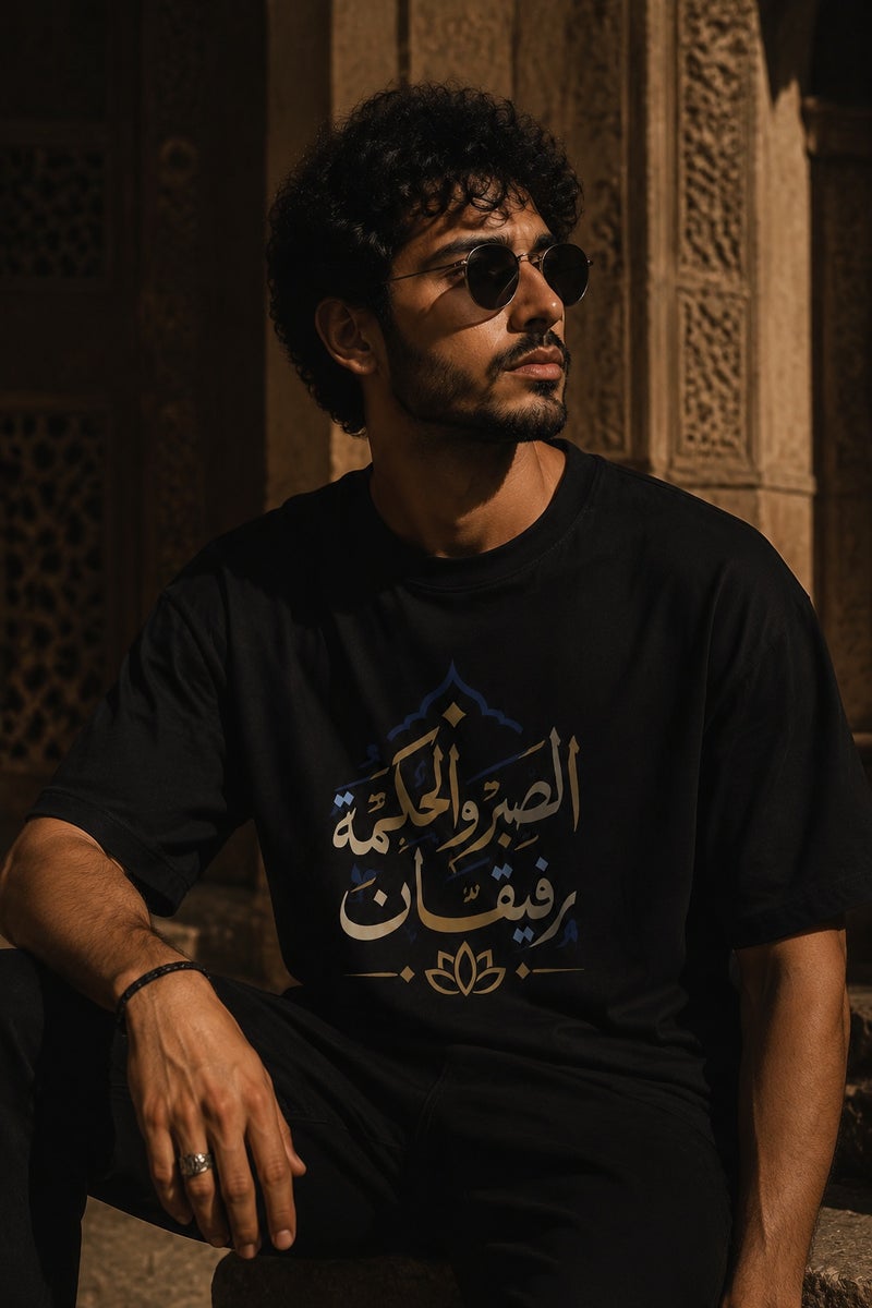 تي شيرت رجالي أسود بطبعة خط عربي أنيق تصميم عصري بأكمام قصيرة وياقة دائرية - Image 4