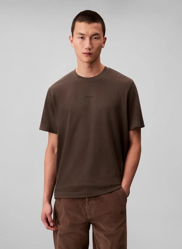 كالفن كلاين تي شيرت بياقة دائرية وشعار بأكمام قصيرة