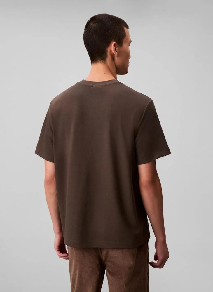 كالفن كلاين تي شيرت بياقة دائرية وشعار بأكمام قصيرة