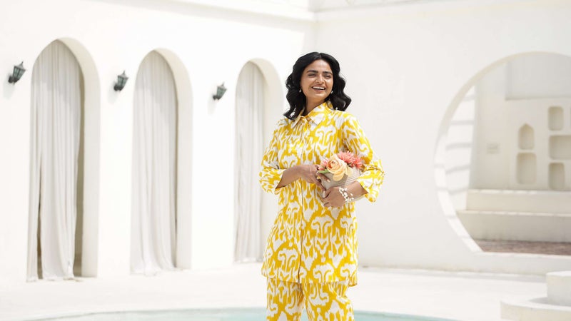 Label Flavia طقم أصفر متناسق مع بلوزة وسروال للنساء - Image 2