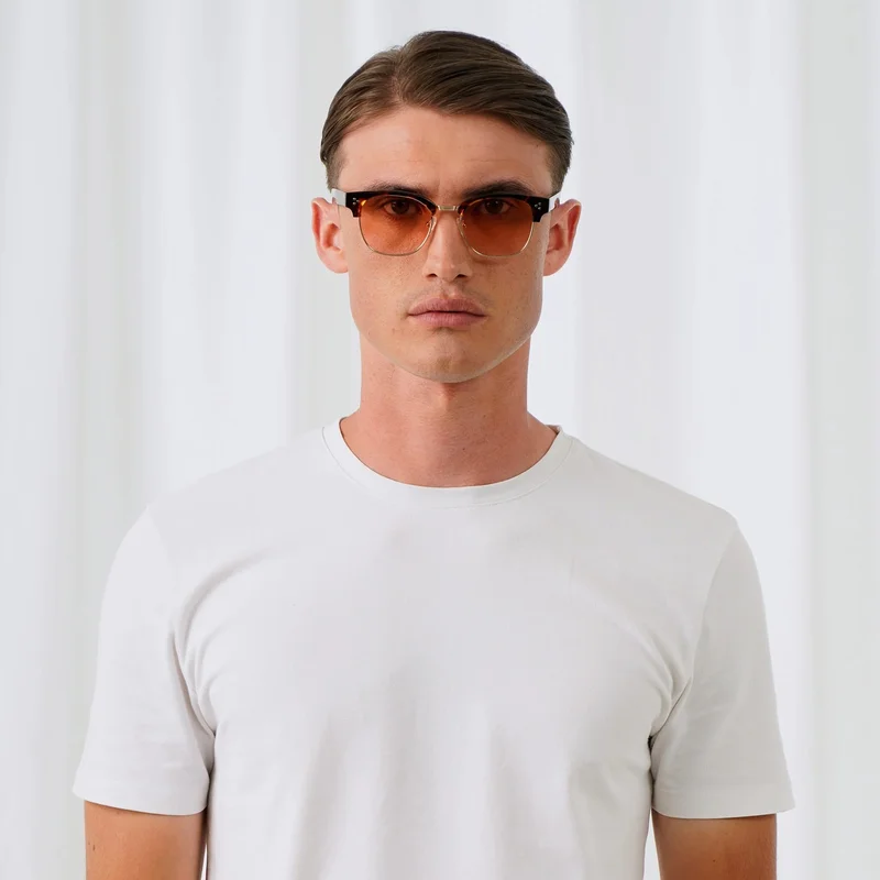  اكسبليست باوتس نظارة شمسية أنيقة Explicit Poets Unisex Donny Tortoise-Gradient Gold، 19EP4