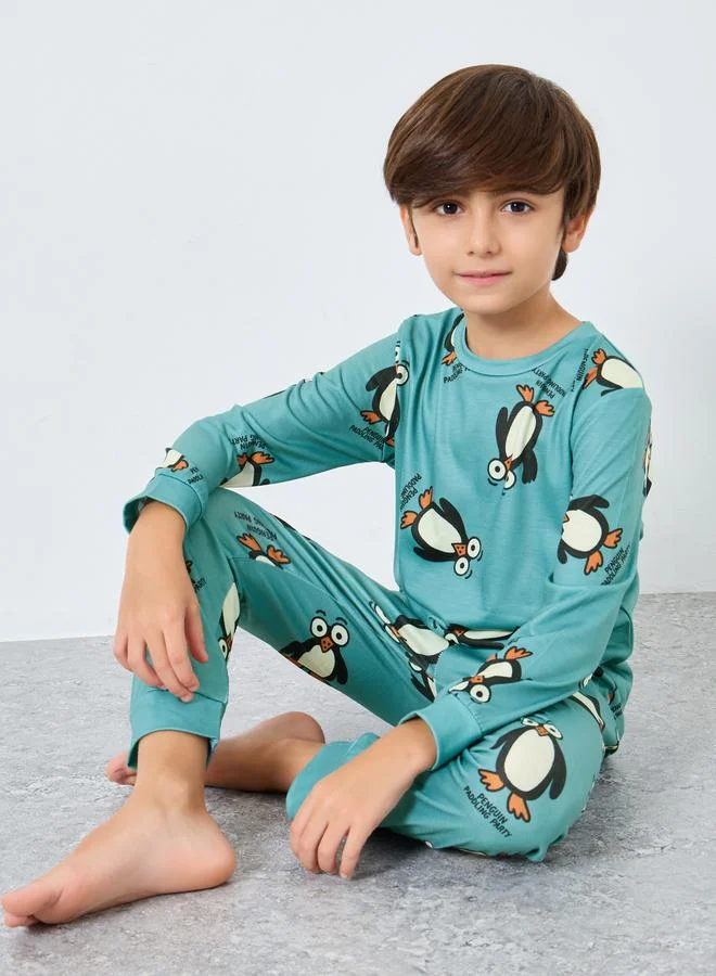 Styli Styli Green Penguin Print Long Sleeve T-Shirt and Pyjama Set
