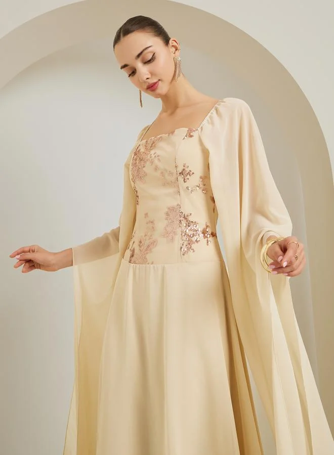 ستايلي فستان طويل بأكمام كيب مزينة