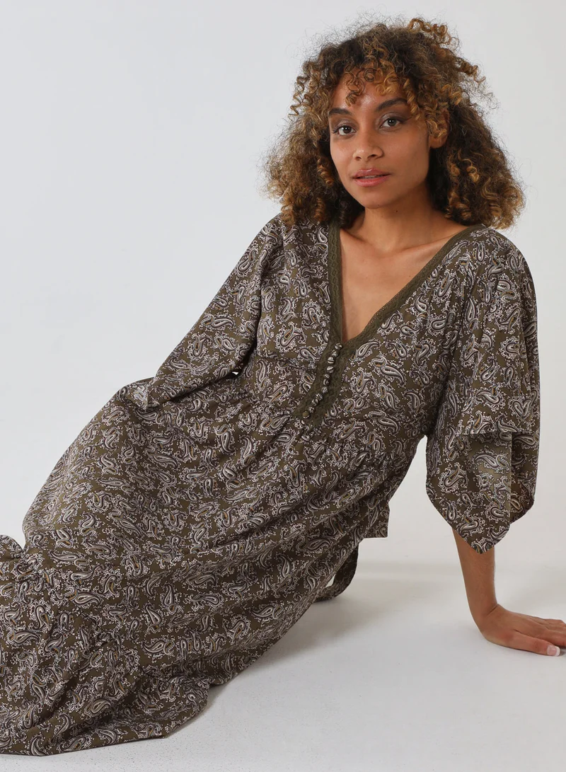 بلو فانيلا فستان بنقوش بيزلي وأكمام كيمونو بتفاصيل كروشيه