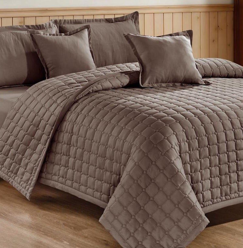 A double bedspread with prominent geometric patterns and a precise geometric design gives your bed a luxurious and tidy look.
