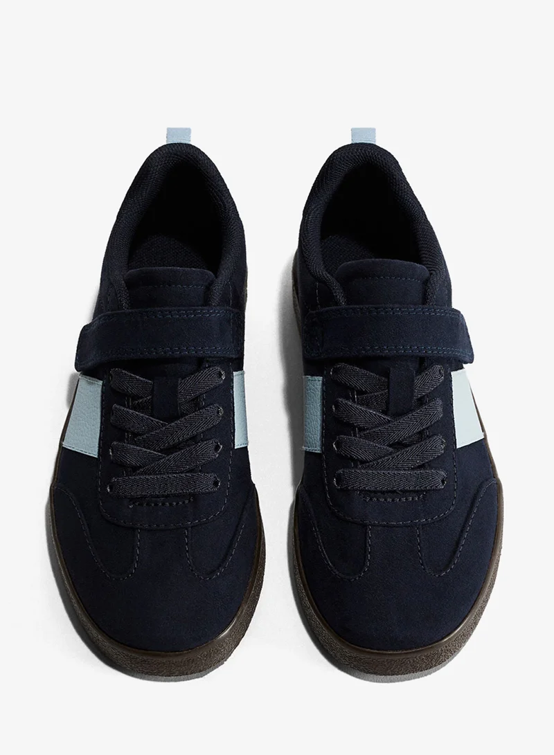 اتش اند ام حذاء رياضي