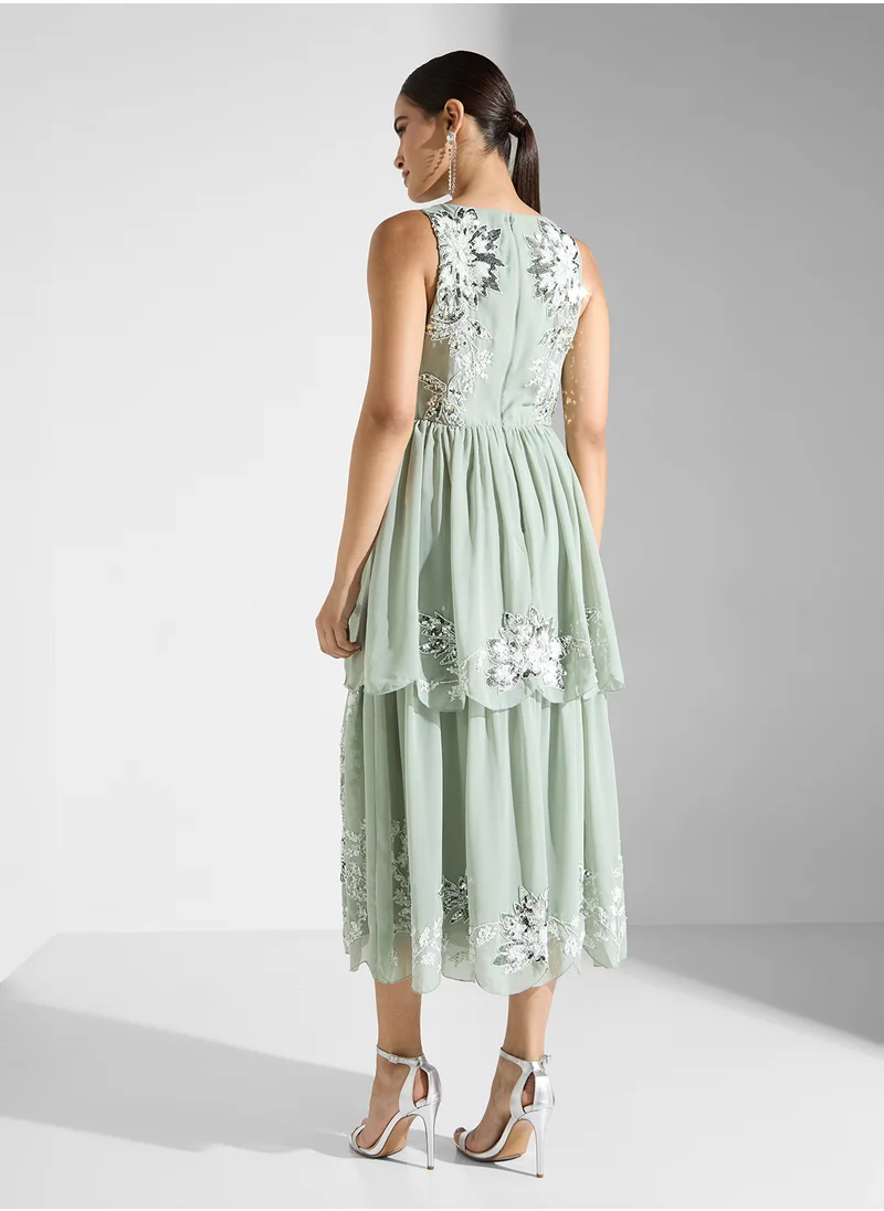 مايا Scallop Edge Tiered Sleeveless Midi Dress