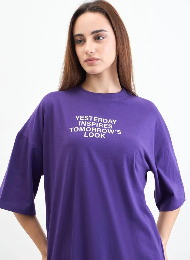 ستايلي تيشيرت واسع بطبعة كتابة وأكمام قصيرة