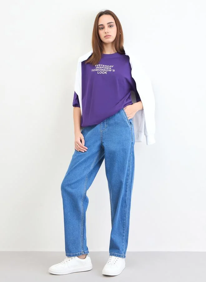 ستايلي تيشيرت واسع بطبعة كتابة وأكمام قصيرة