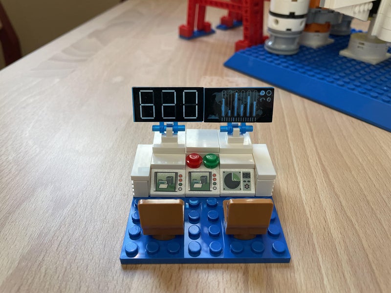 Apostrophe Games مجموعة بناء قاعدة إطلاق مكوك الفضاء والصواريخ من أستروبيسترو - 830 قطعة - Image 5