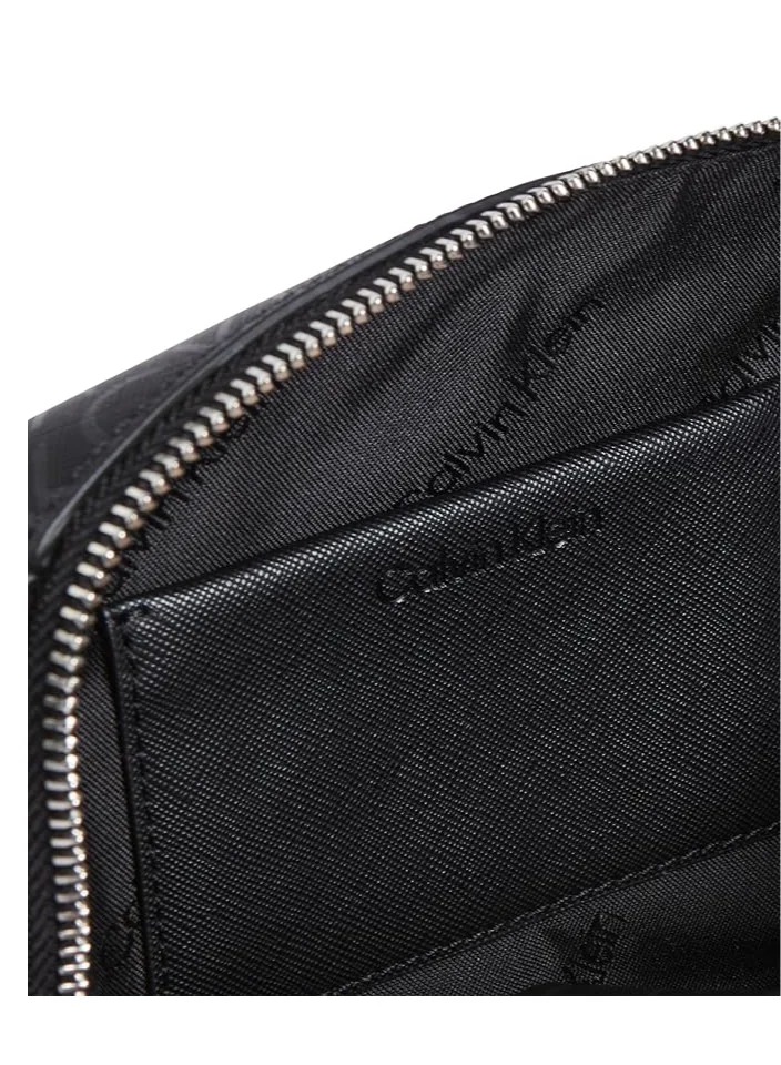 كالفن كلاين حقيبة كروس بودي صغيرة بشعار CK Minibag للنساء من MUST