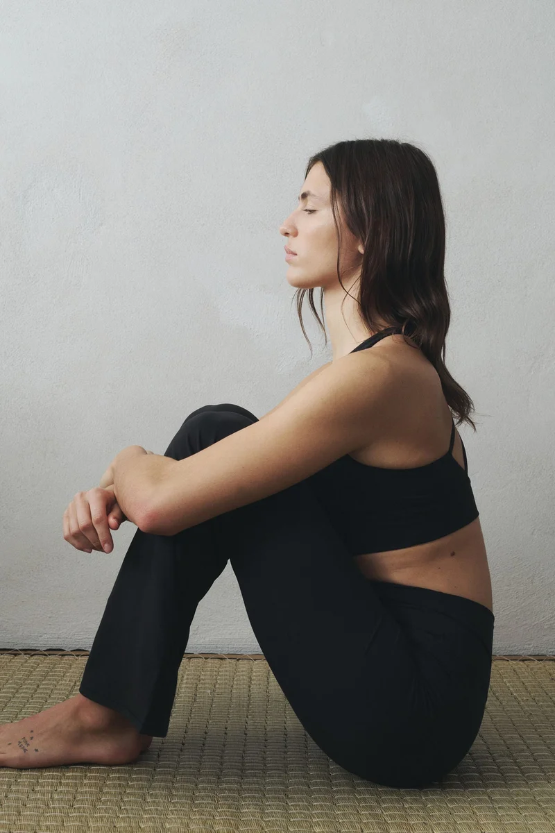 اتش اند ام لغينغز يوغا بحافة واسعة من نسيج سوفت موف وليكرا