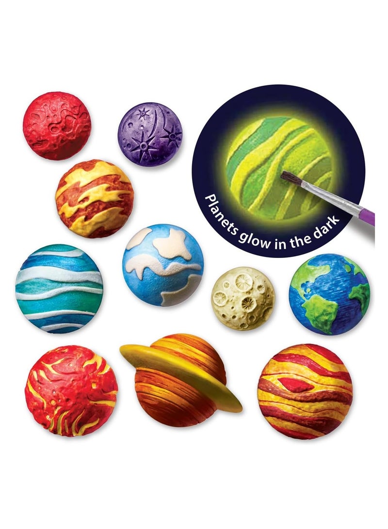 4m طقم 4M لصنع الطين ونظام الشمس – اصنع مغناطيس وكروت كواكب تتلألأ في الظلام مع قوالب الجبس – حرفة STEM للأطفال من عمر 5 سنوات فما فوق – يتضمن الألوان، القوالب، المغناطيس، الدبابيس والفرشاة | 00-04793 - Image 4