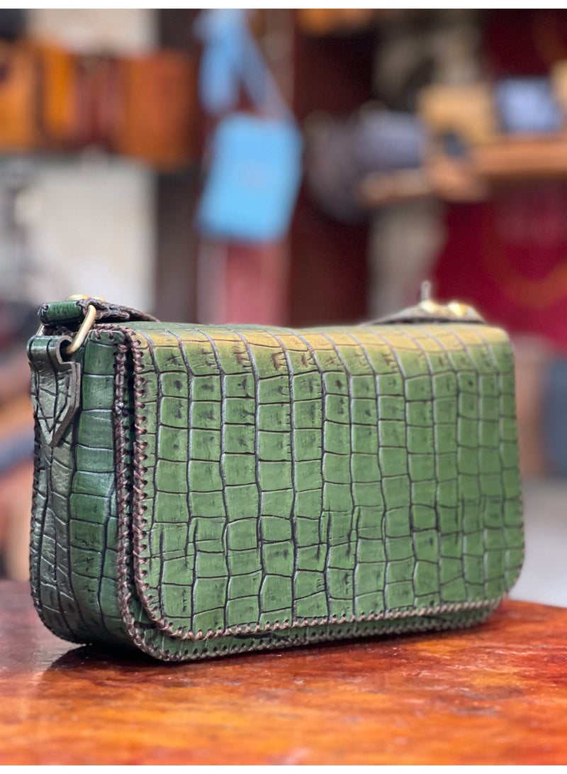 📌 شنطة جلد لازار طبيعي هاند ميد – حجم صغير، تفاصيل كبيرة 👜 مقاس 18×22 سم – تصميم أنيق عملي خفيف وسهل الحمل 💼 مصنوعة يدويًا من جلد لازار طبيعي 100% بلمعة فخمة ومظهر كلاسيكي 🔒 مزودة بـ يد + حزام كروس + 3 جيوب داخلية + بطانة قطيفة ناعمة + قفل ماجنتك 🪡 تقفيل يدوي متقن، تناسب الخروجات اليومية أو المناسبات الخاصة  ✔️ شنطة عملية وعصرية في نفس الوقت ✔️ خفيفة لكنها تشيل كل احتياجاتك ✔️ قطعة أنيقة من Holy of Holies Store – لأنك تستاهلي الأفضل  📦 متاحة الآن والتوصيل متاح لجميع المحافظات - Image 1