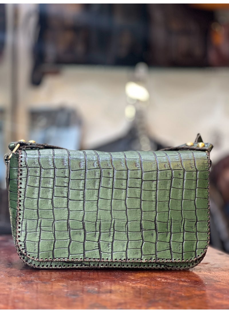 📌 شنطة جلد لازار طبيعي هاند ميد – حجم صغير، تفاصيل كبيرة 👜 مقاس 18×22 سم – تصميم أنيق عملي خفيف وسهل الحمل 💼 مصنوعة يدويًا من جلد لازار طبيعي 100% بلمعة فخمة ومظهر كلاسيكي 🔒 مزودة بـ يد + حزام كروس + 3 جيوب داخلية + بطانة قطيفة ناعمة + قفل ماجنتك 🪡 تقفيل يدوي متقن، تناسب الخروجات اليومية أو المناسبات الخاصة  ✔️ شنطة عملية وعصرية في نفس الوقت ✔️ خفيفة لكنها تشيل كل احتياجاتك ✔️ قطعة أنيقة من Holy of Holies Store – لأنك تستاهلي الأفضل  📦 متاحة الآن والتوصيل متاح لجميع المحافظات - Image 2