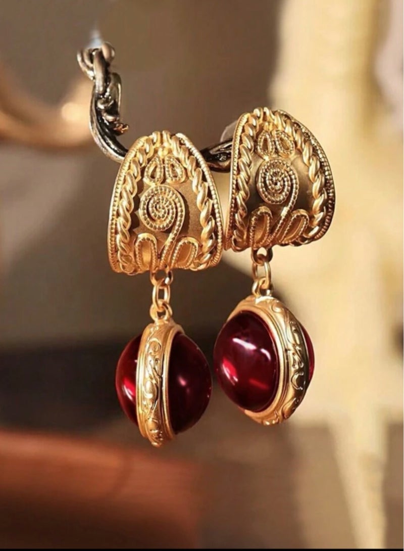 دانجل تشارمز حلق اذن نسائي مطلي باللون الذهبي بتصميم فاخر وأنيق - Image 3