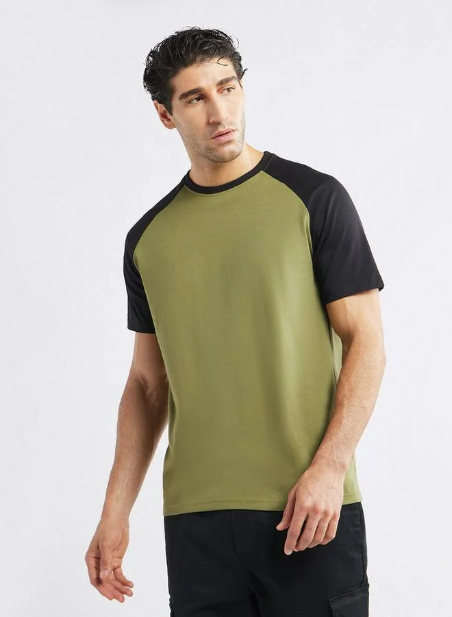 سبلاش فيڤ تيشيرت بقوالب ملوّنة وياقة ضيّقة وأكمام مغايرة