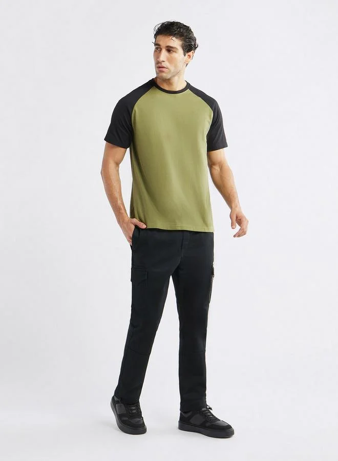 سبلاش فيڤ تيشيرت بقوالب ملوّنة وياقة ضيّقة وأكمام مغايرة