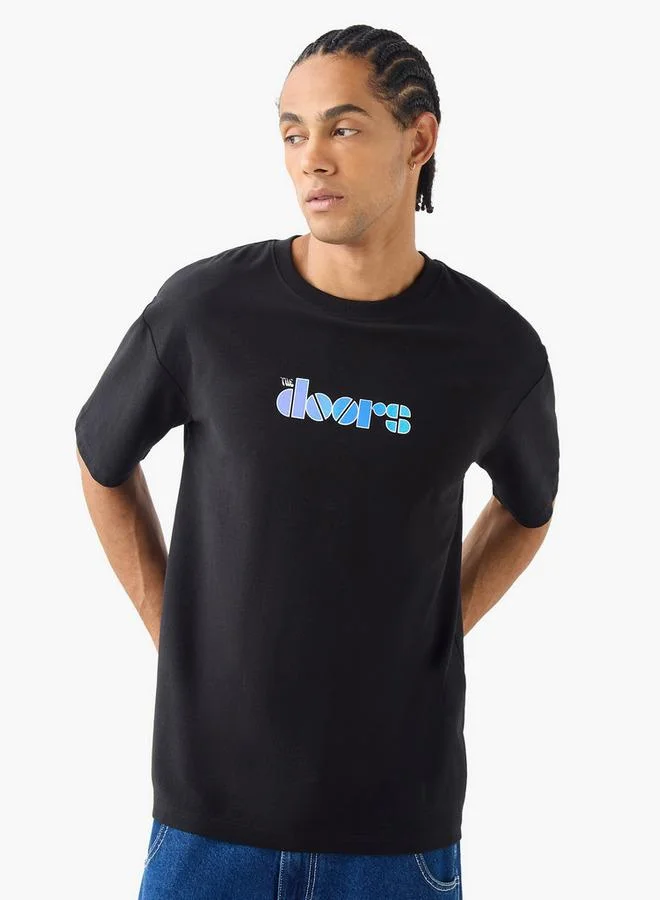 اس بي كاركترز تيشيرت بياقة دائرية بطبعة ذا دورز