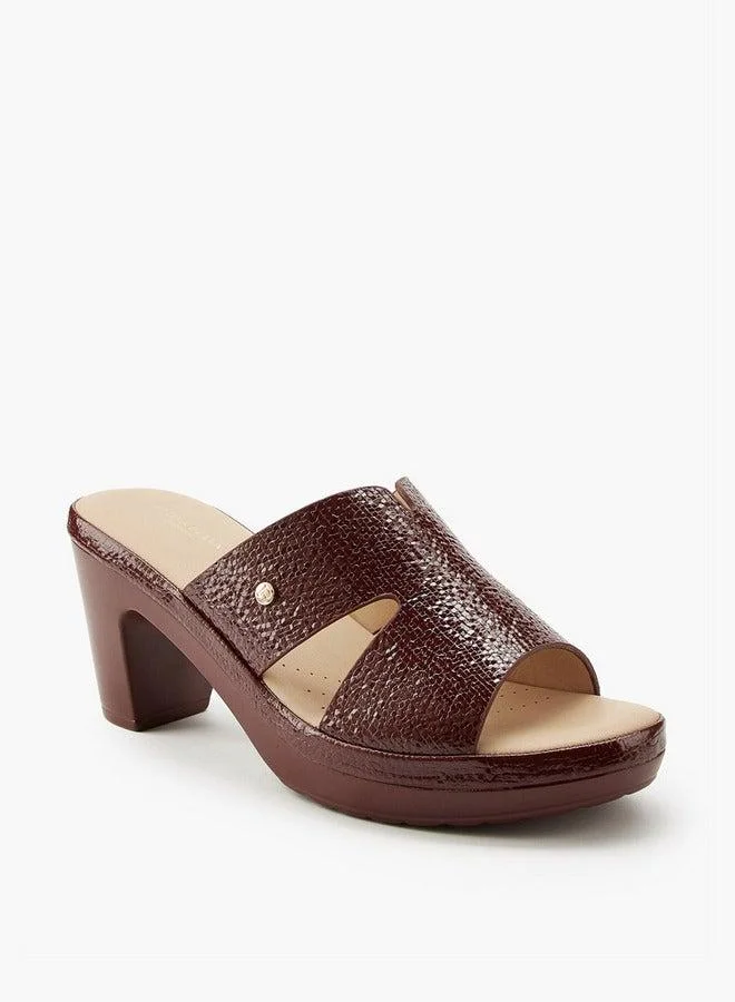 فلورا بيلا من شو إكسبرس صنادل سهلة الارتداء بكعب عريض وملمس مميز