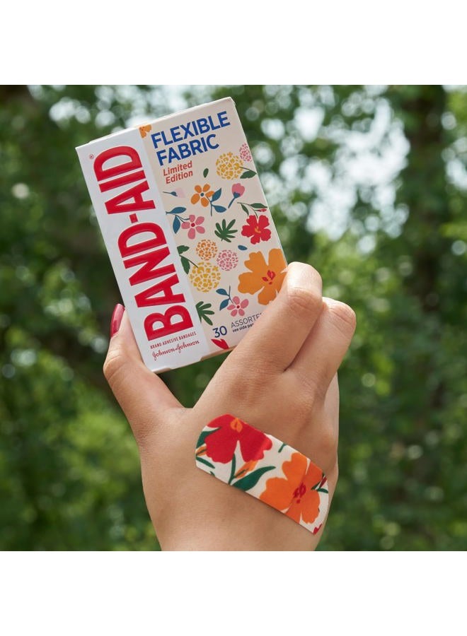 Band-Aid لصقات لاصقة من القماش المرن من العلامة التجارية، حماية مرنة مريحة ورعاية للجروح للقطع والخدوش الطفيفة، لاصقة إسعافات أولية بتصميم زهور برية، أحجام متنوعة، 30 قطعة - Image 5